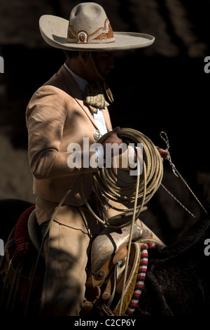 Eine mexikanische Charro hält sein Lasso während eines Charrería Ausstellung in Mexiko-Stadt, Mexiko Stockfoto