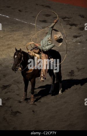 Eine mexikanische Charro nutzt sein Lasso während eines Charrería Ausstellung in Mexiko-Stadt, Mexiko Stockfoto