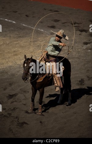 Eine mexikanische Charro nutzt sein Lasso während eines Charrería Ausstellung in Mexiko-Stadt, Mexiko Stockfoto