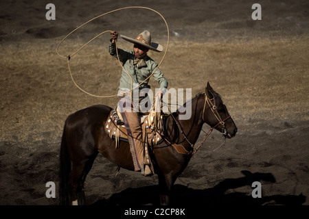 Eine mexikanische Charro nutzt sein Lasso während eines Charrería Ausstellung in Mexiko-Stadt, Mexiko Stockfoto