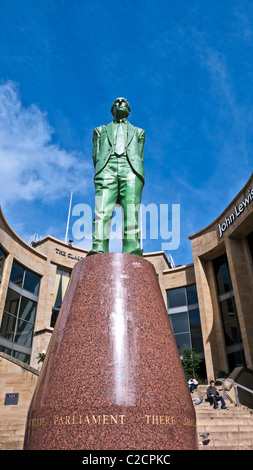 Statue des ehemaligen schottischen ersten Minister Donald Dewar in Buchanan Street Glasgow Stockfoto