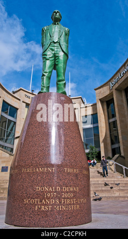 Statue des ehemaligen schottischen ersten Minister Donald Dewar in Buchanan Street Glasgow Stockfoto