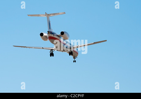 Jet-Flugzeug zur Landung herein. Stockfoto