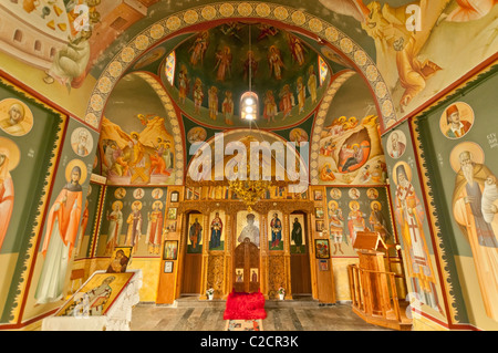 Griechenland, Mazedonien. Orthodoxe Kirche in Agios Agillios, ein Dorf neben dem kleinen Prespa-See (Mikri Prespa). Stockfoto