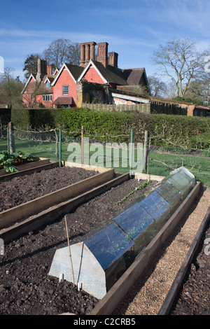 Der Gemüsegarten im Frühjahr an Wyken Hall in Suffolk, England Stockfoto