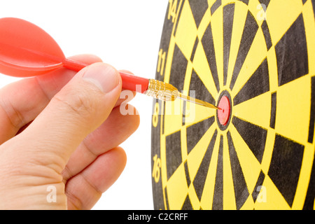 ein Pfeil auf einer Dartscheibe, Erfolgskonzept Stockfoto