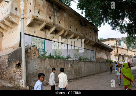 Straßenszene in Samode Dorf, 40 km nördlich von Jaipur in Rajasthan, Indien. Stockfoto