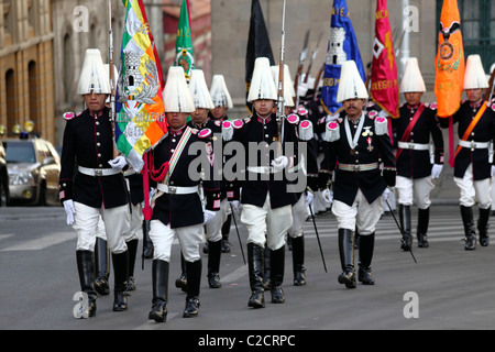 Zeremonielle wachen auf der Parade im Juli 16. Jahrestag feiern, Plaza Murillo, La Paz, Bolivien Stockfoto