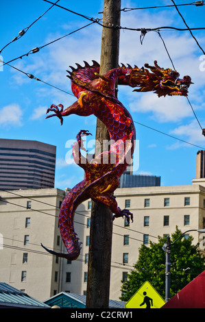 Drachen Skulptur auf Pole, International District, Seattle, Washington Stockfoto