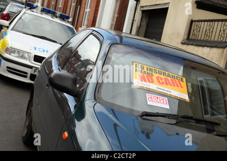 Polizei beschlagnahmt eine nicht versicherte Auto auf einer Straße in Nottingham, England, Vereinigtes Königreich Stockfoto