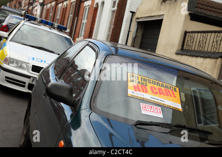 Polizei beschlagnahmt eine nicht versicherte Auto auf einer Straße in Nottingham, England, Vereinigtes Königreich Stockfoto