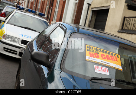 Polizei beschlagnahmt eine nicht versicherte Auto auf einer Straße in Nottingham, England, Vereinigtes Königreich Stockfoto