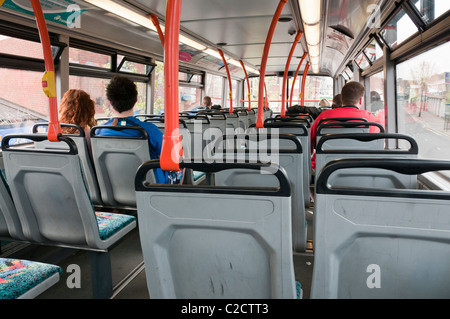 Passagiere sitzen auf der obersten Ebene eines Doppeldeckerbusses Stockfoto