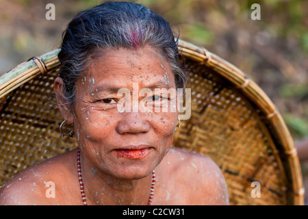 Porträt der alten Frau aus dem Stamm Mishing, Majuli Island, Brahmaputra, Assam, Indien Stockfoto