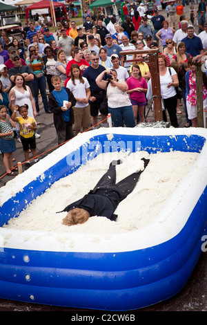 Ein Teilnehmer in der Grütze Roll schwelgt in einem Pool von Grütze während des jährlichen Welt-Grütze-Festival in St. George, SC Stockfoto