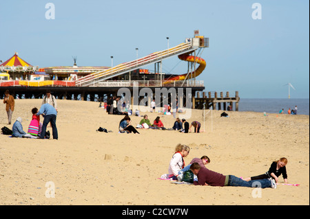 Great Yarmouth Pleasure Beach mit Pier im Hintergrund Stockfoto