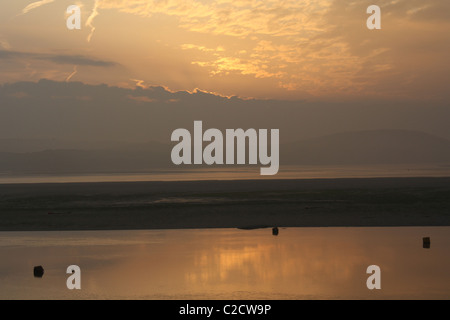 Sonnenaufgang über dem Fluss Camel, Padstow. Niedrigsten Blatt für 19 Jahre Stockfoto