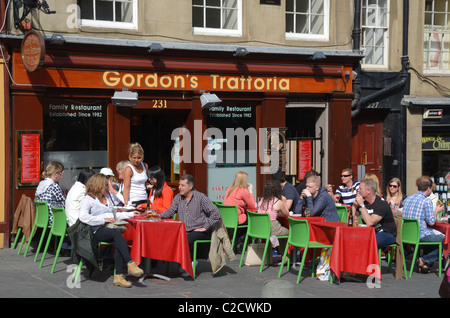 Gäste genießen Sie die Frühlingssonne im Gordon's Trattoria auf der Royal Mile in Edinburgh, Schottland, Großbritannien. Stockfoto