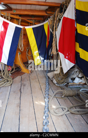 Signalflaggen unter Deck auf The Matthew Sailing Ship Stockfoto