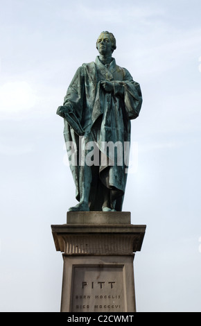 Die Statue von William Pitt der Jüngere (1759-1806), steht an der Kreuzung der George Street und Frederick Street in Edinburgh, Schottland, Großbritannien. Stockfoto