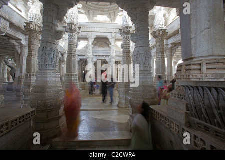 Touristen in der Jain-Tempel von Ranakpur, Indien Stockfoto