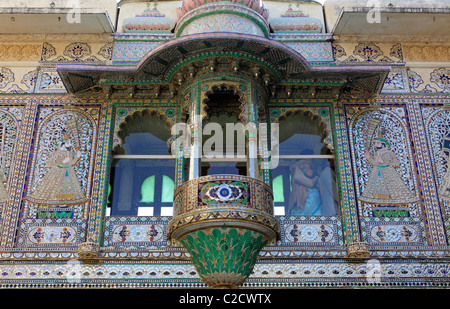 Balkon im Peacock Courtyard, City Palace Museum, Udaipur, Rajasthan, Indien Stockfoto