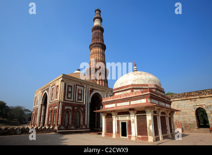 Qutub Minar, Alai Darwaza und das Grab von Imam Zamin, New Delhi, Indien Stockfoto