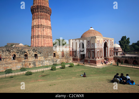 Qutub Minar und Alai Darwaza, New Delhi, Indien Stockfoto