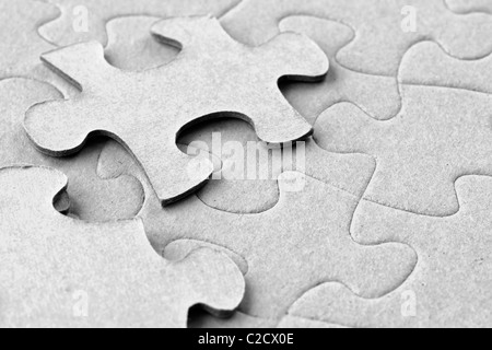 Foto von leeren grauen Karton Puzzle mit zwei schwimmenden Stücke an der Spitze, große Materialdetails. Stockfoto