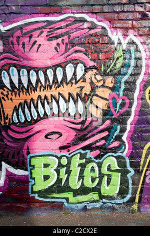 Grafitti bedeckt Wand in Gateshead, Tyneside, UK. Stockfoto