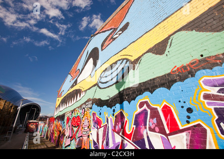 Grafitti bedeckt Wand in Gateshead, Tyneside, UK. Stockfoto