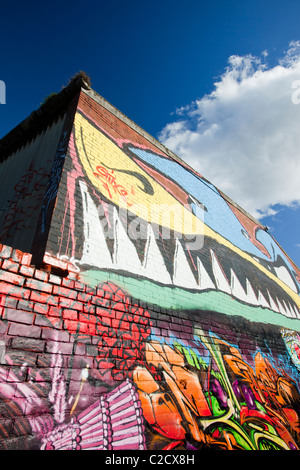 Grafitti bedeckt Wand in Gateshead, Tyneside, UK. Stockfoto