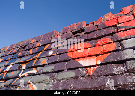 Grafitti bedeckt Wand in Gateshead, Tyneside, UK. Stockfoto