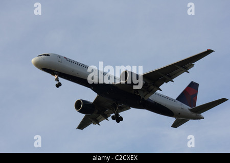 Delta Air Lines Boeing 757-200 Passagierjet bei Endanflug zum Boston Logan International Airport, fotografiert von unten Stockfoto