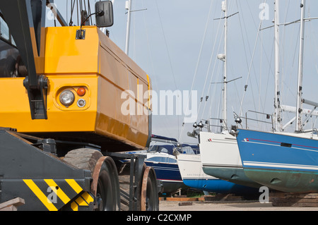 Kran Itchenor Werft, Chichester Hafen mit Yachten auf dem trockenen. Stockfoto