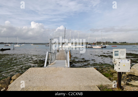 Itchenor Boot Yacht Ponton Itchenor Reach, Chichester Hafen festmachen. UK Stockfoto