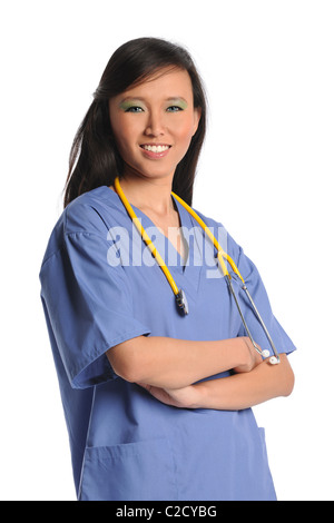 Porträt der schönen asiatischen Arzt oder eine Krankenschwester lächelnd mit Armen hinüber weißen Hintergrund isoliert Stockfoto