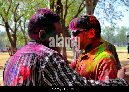 Holi Feier - zwei inder grüßen einander Stockfoto