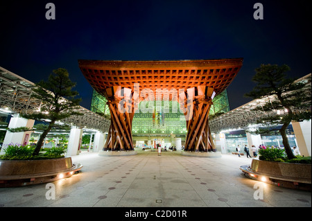 Tsuzumi (Trommel) Tor am Bahnhof Kanazawa in der Abenddämmerung Stockfoto