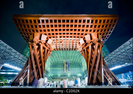 Tsuzumi (Trommel) Tor am Bahnhof Kanazawa in der Abenddämmerung Stockfoto