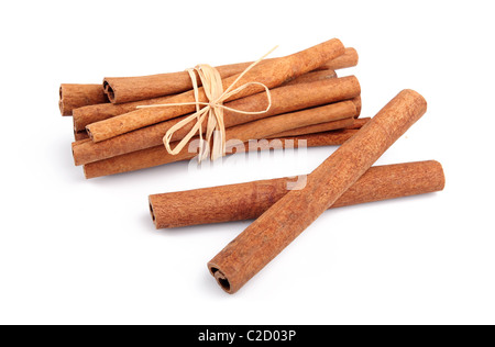 Reihe von Zimt sticks isolierten auf weißen Hintergrund Stockfoto