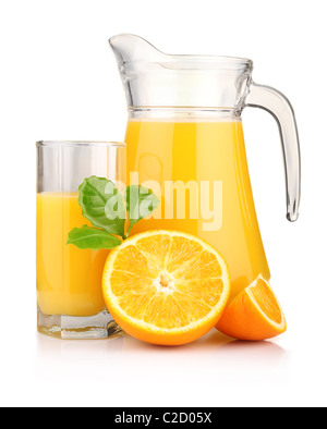 Krug, Glas Orangensaft und orange Früchte mit grünen Blättern, die isoliert auf weiss Stockfoto
