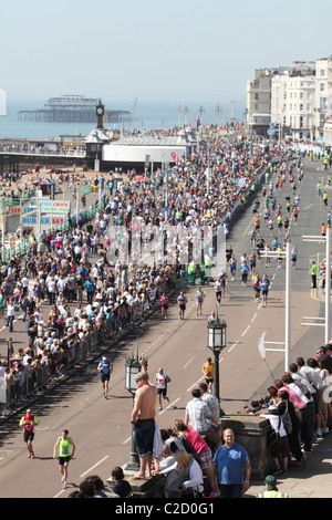 Gesamtansicht der Brighton Seafront während The Brighton Marathon 2011. Bild von James Boardman Stockfoto