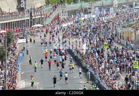 Gesamtansicht der Brighton Seafront während The Brighton Marathon 2011. Bild von James Boardman Stockfoto