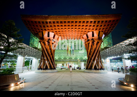 Tsuzumi (Trommel) Tor am Bahnhof Kanazawa in der Abenddämmerung Stockfoto