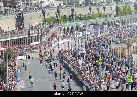 Gesamtansicht der Brighton Seafront während The Brighton Marathon 2011. Bild von James Boardman Stockfoto