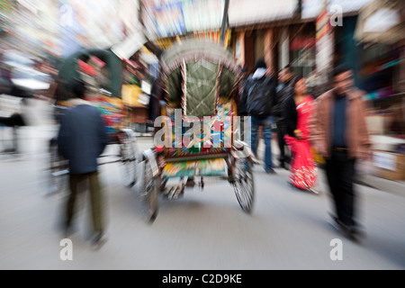 Rikschas (oder Rikschas) in der Straße von Kathmandu. Nepal, Asien Stockfoto