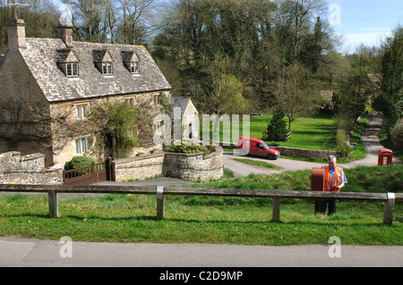 Postbote Entleerung Mail box in Duntisbourne Äbte Dorf, Gloucestershire, England, UK Stockfoto