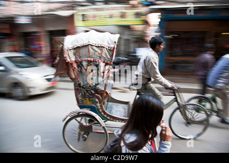 Rikschas (oder Rikschas) in der Straße von Kathmandu. Nepal, Asien Stockfoto