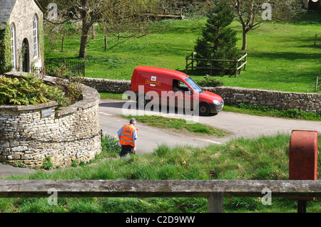 Postbote und Mail van in Duntisbourne Äbte Dorf, Gloucestershire, England, UK Stockfoto